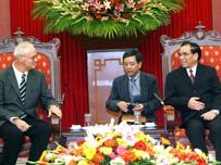 US/Vietnamese Communist Parties Meet To Strengthen Ties